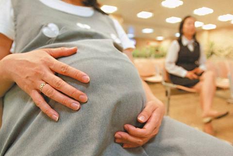 女同性恋做俄罗斯试管婴儿试管代怀(女同性恋俄罗斯试管婴儿代怀:新生命的可能性)